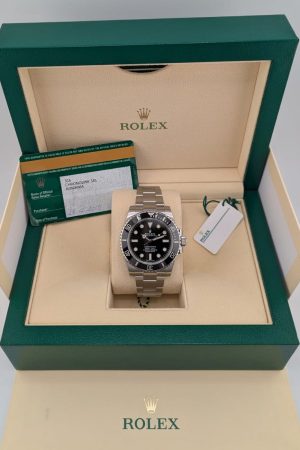 Rolex, Submariner sans date, cadran noir, lunette Cerachrom, bracelet Oyster, 114060