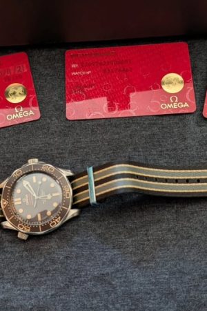 OMEGA Seamaster Diver 300M Édition 007 Titane sur bracelet NATO, ensemble complet