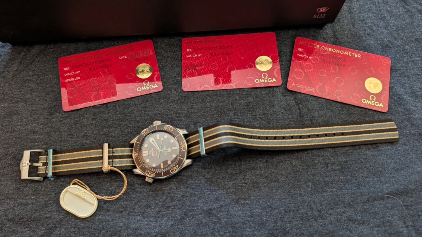 OMEGA Seamaster Diver 300M Édition 007 Titane sur bracelet NATO, ensemble complet