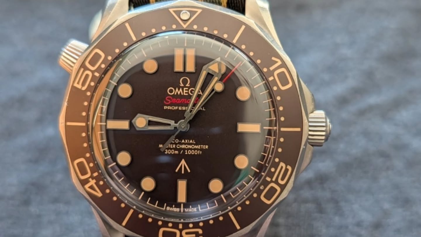 OMEGA Seamaster Diver 300M Édition 007 Titane sur bracelet NATO, ensemble complet – Image 2