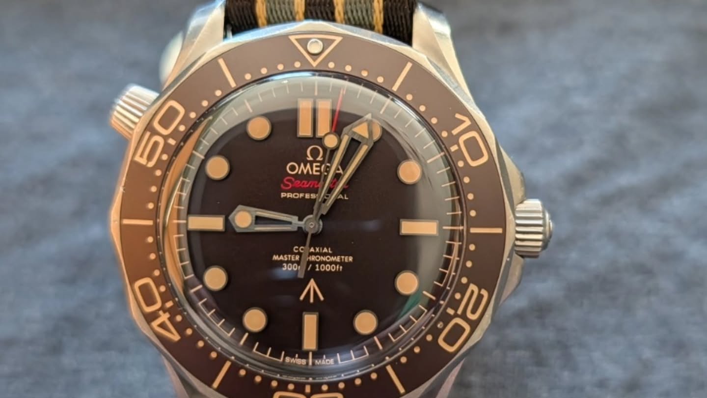 OMEGA Seamaster Diver 300M Édition 007 Titane sur bracelet NATO, ensemble complet – Image 3