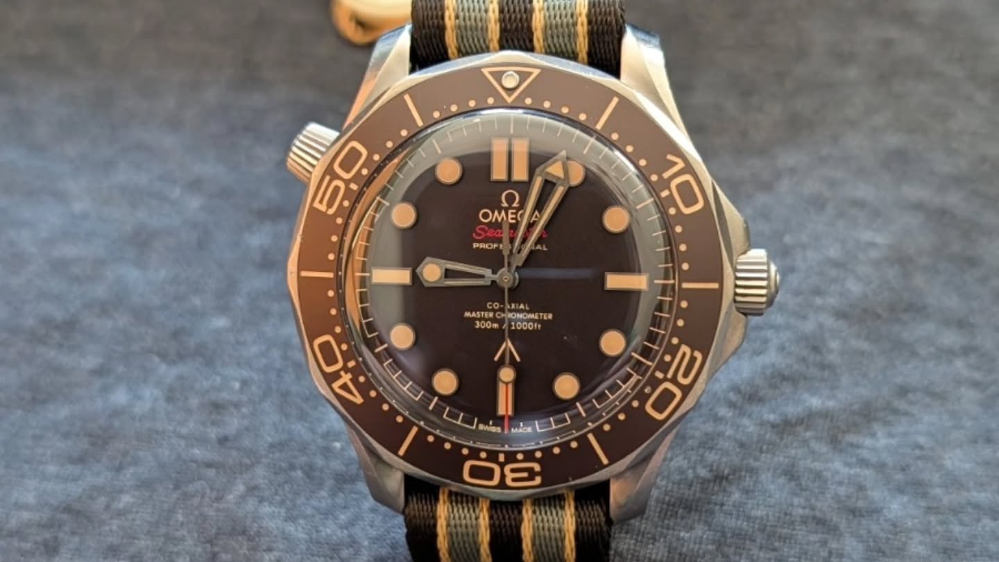OMEGA Seamaster Diver 300M Édition 007 Titane sur bracelet NATO, ensemble complet – Image 6