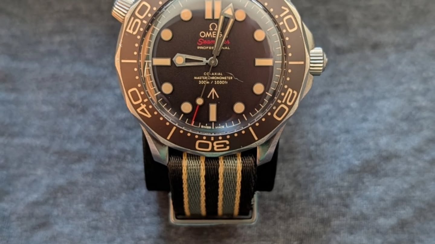 OMEGA Seamaster Diver 300M Édition 007 Titane sur bracelet NATO, ensemble complet – Image 5