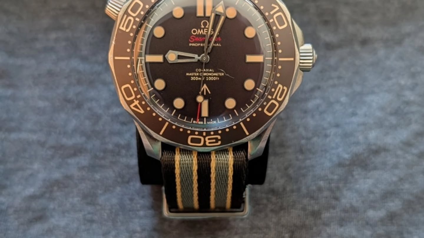 OMEGA Seamaster Diver 300M Édition 007 Titane sur bracelet NATO, ensemble complet – Image 7
