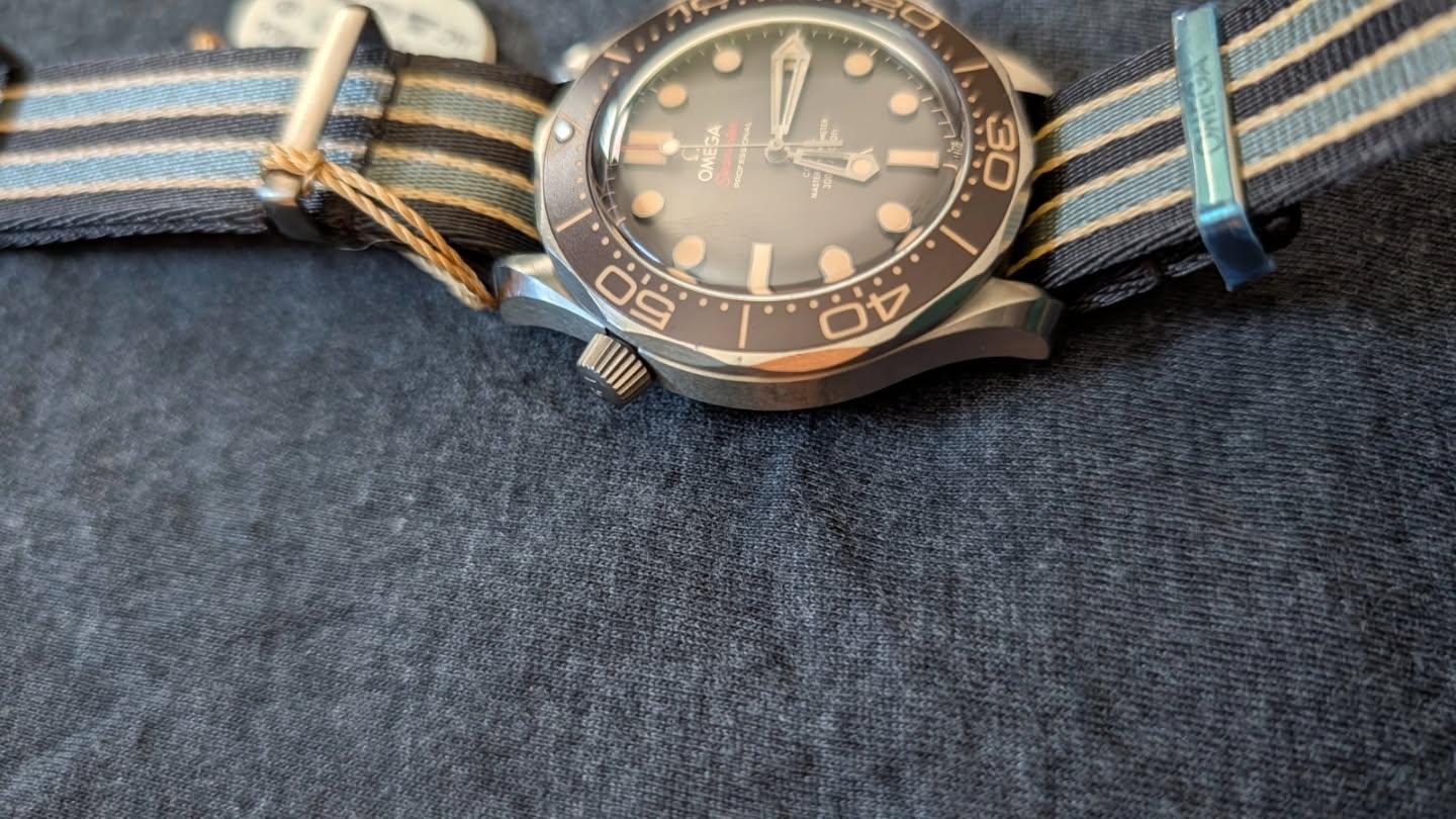 OMEGA Seamaster Diver 300M Édition 007 Titane sur bracelet NATO, ensemble complet – Image 11