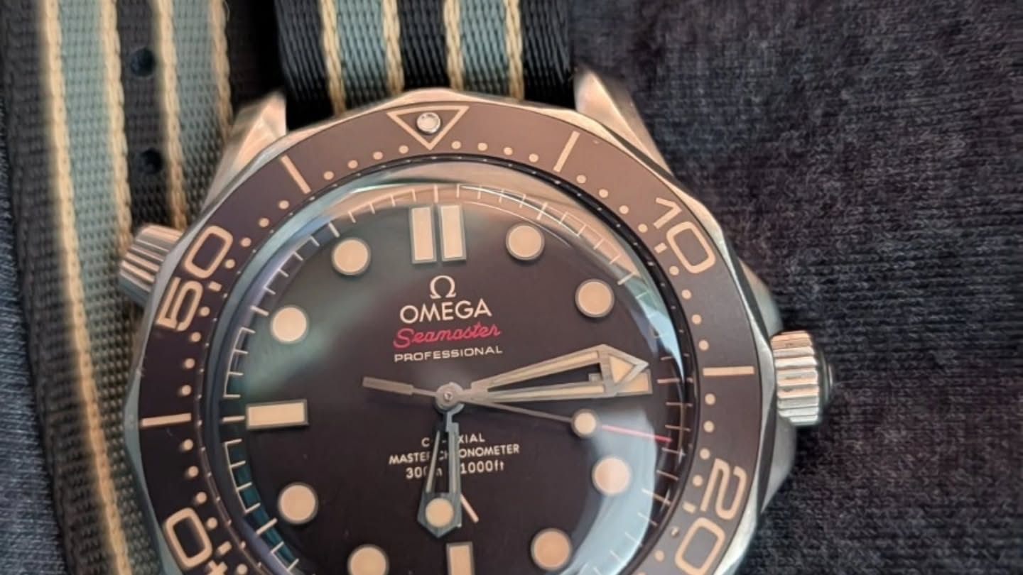 OMEGA Seamaster Diver 300M Édition 007 Titane sur bracelet NATO, ensemble complet – Image 10