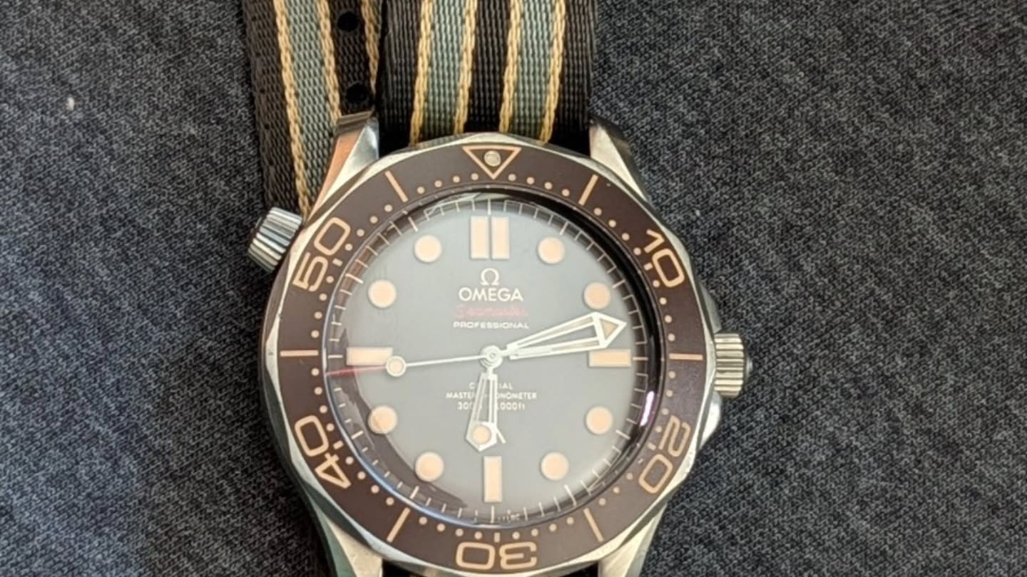OMEGA Seamaster Diver 300M Édition 007 Titane sur bracelet NATO, ensemble complet – Image 14