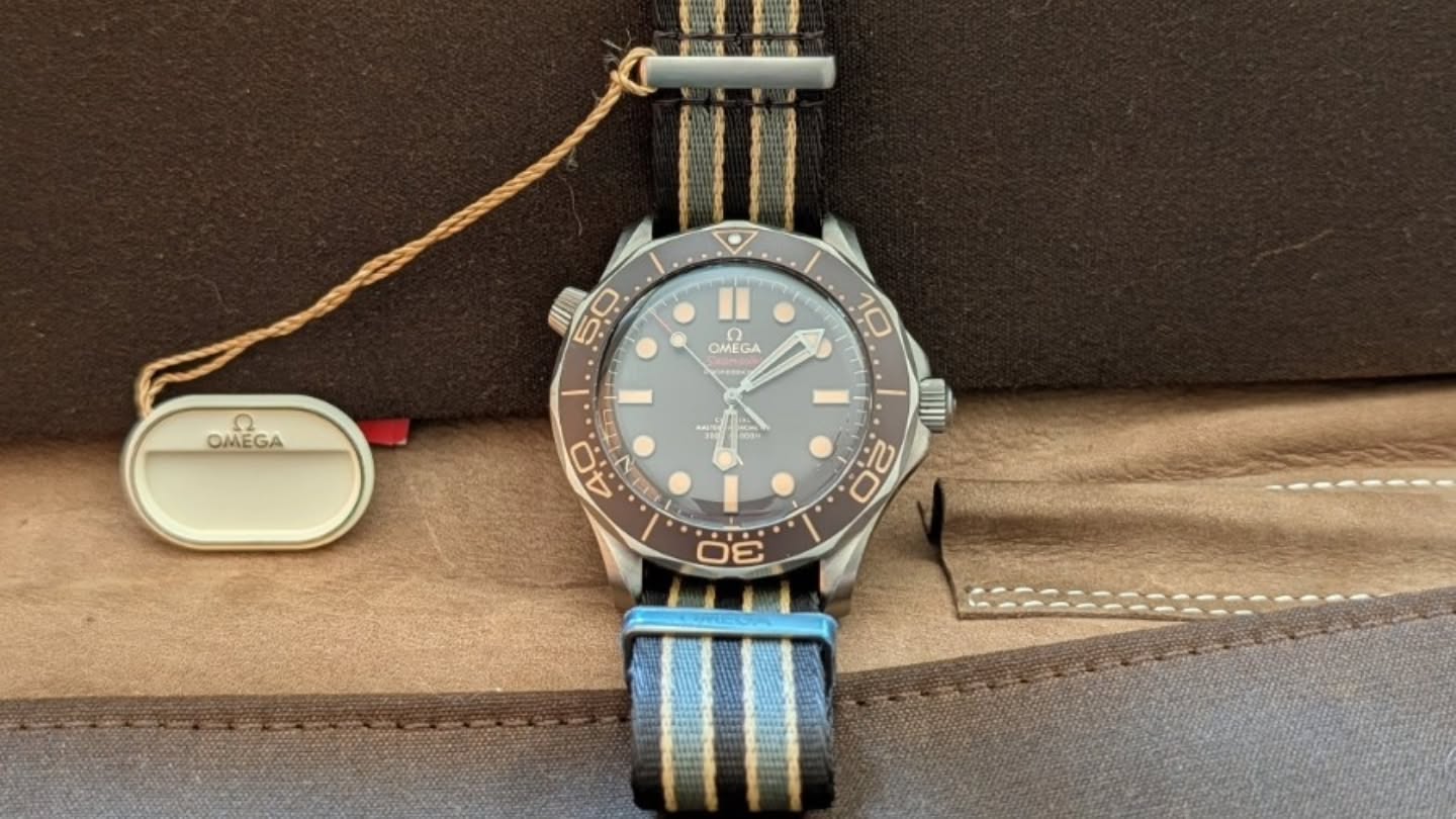 OMEGA Seamaster Diver 300M Édition 007 Titane sur bracelet NATO, ensemble complet – Image 16