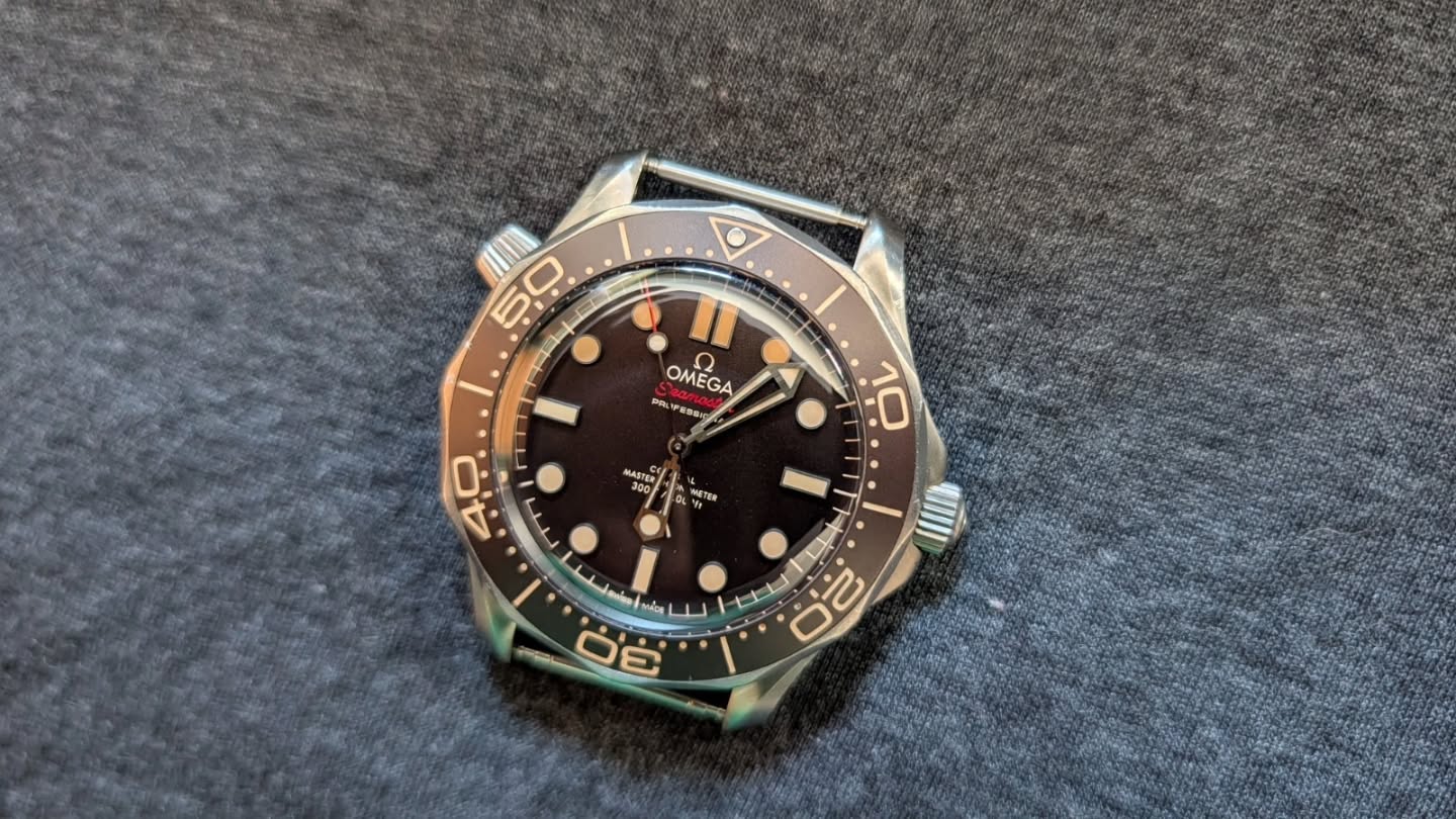 OMEGA Seamaster Diver 300M Édition 007 Titane sur bracelet NATO, ensemble complet – Image 15